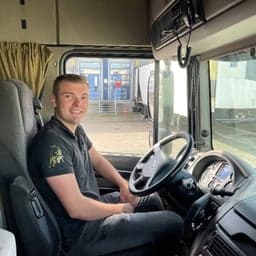 BBL-student Nathan Perkins achter het stuur van zijn vrachtwagen