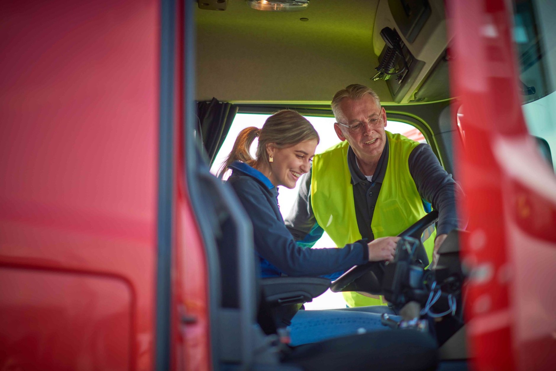 Instructeur en leerling in vrachtwagencabine