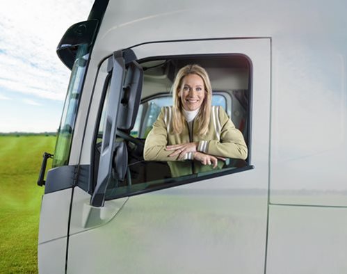 Blonde vrouw in vrachtwagen, NK Veiligste Chauffeur