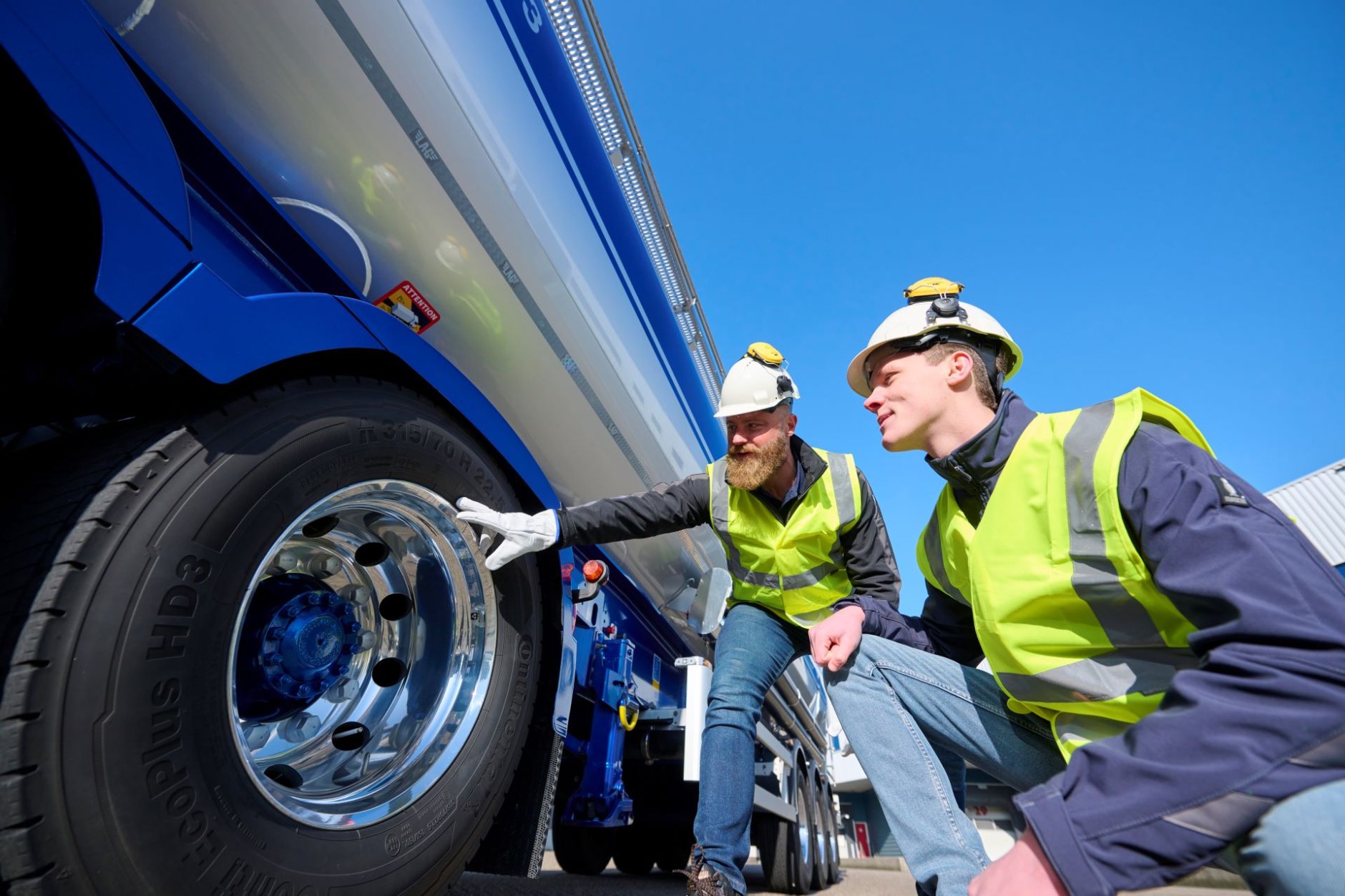 Opleider met leerling (werknemer) bij vrachtauto