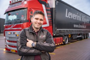 Lennart Paalman voor zijn vrachtwagen origineel