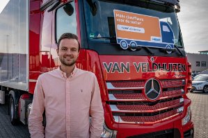 Vrachtwagenchauffeur zij-instroom traject. Man voor vrachtwagen. Marc van Veldhuizen