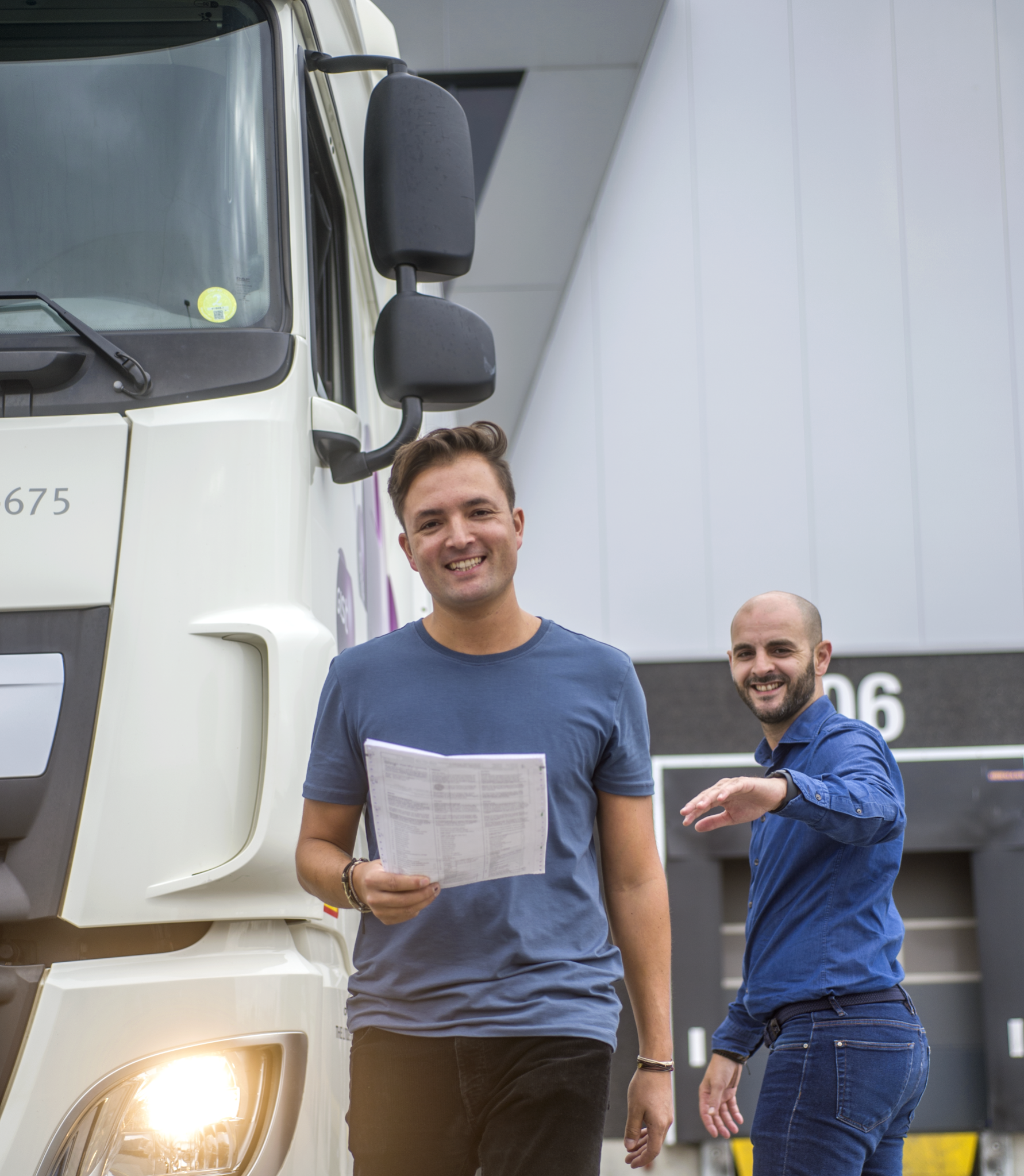 Man lopend en vrachtwagen op de achtergrond